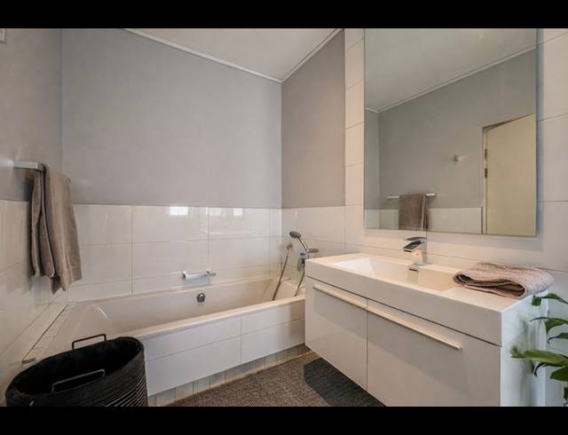 3 BEDROOM PROPERTY TO RENT IN OAKLANDS